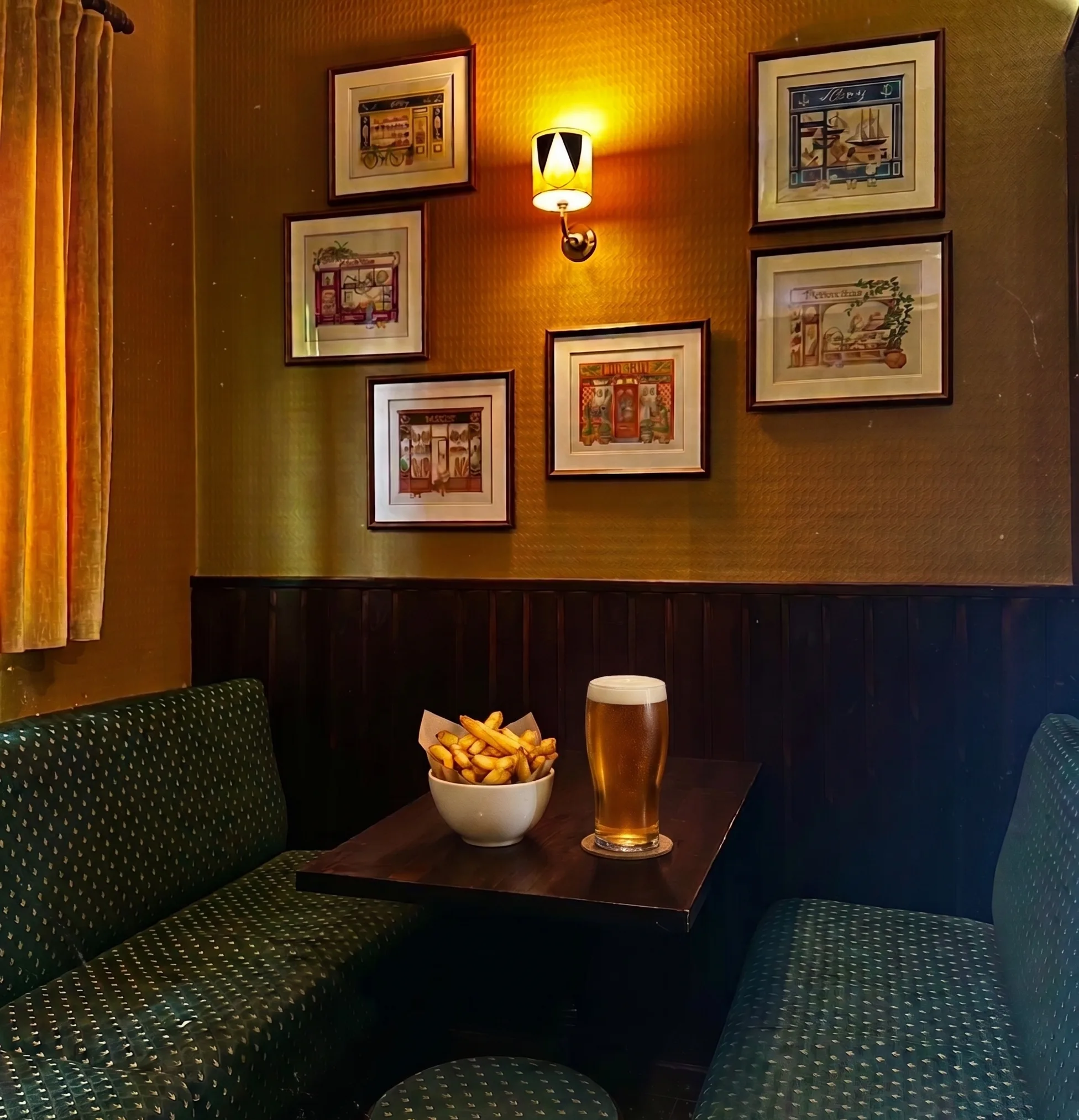 Intérieur du pub The Blackfriars, cuir vert, boiseries celtiques et lanterne